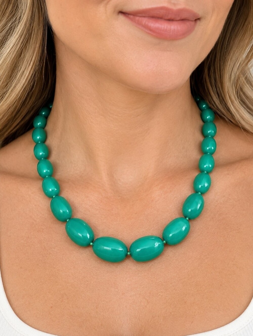 Vtg 1980s Retro Acrylic Green Holiday Chunky Tapered Beaded Necklace